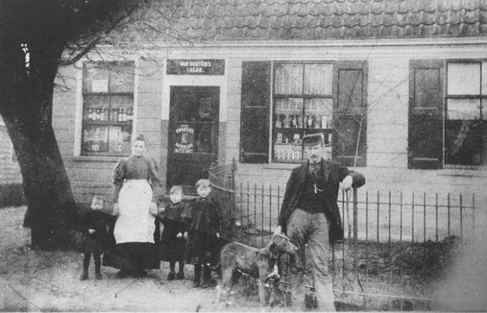 Dhr. A.Heijn senior met zijn vrouw Neeltje Heijn-de Ridder en hun kinderen Antje, Immetje en Trijntje, voor hun eerste winkeltje in Oostzaan ca. 1895