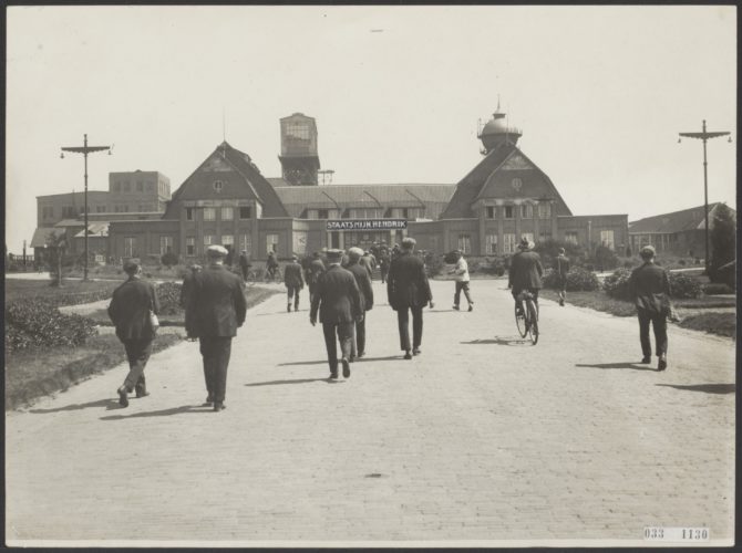 Eerste wettelijke regeling medezeggenschap (1906)