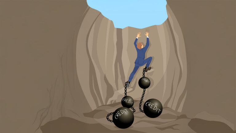 Man in blauw pak klimt uit kloof met zware ballen aan zijn benen met 'CREDIT' erop